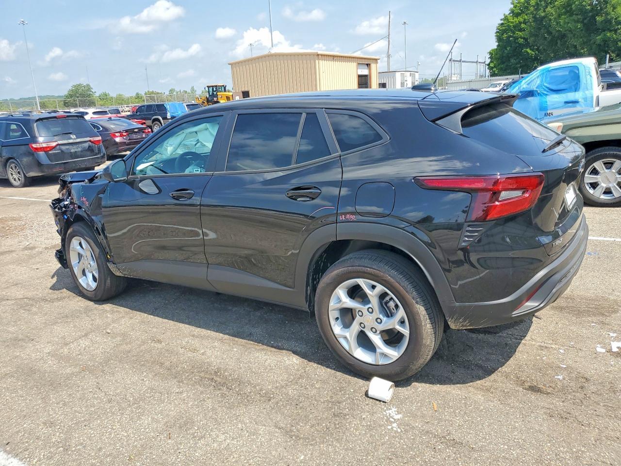 2026 Chevrolet Trax Ls - Фото 2