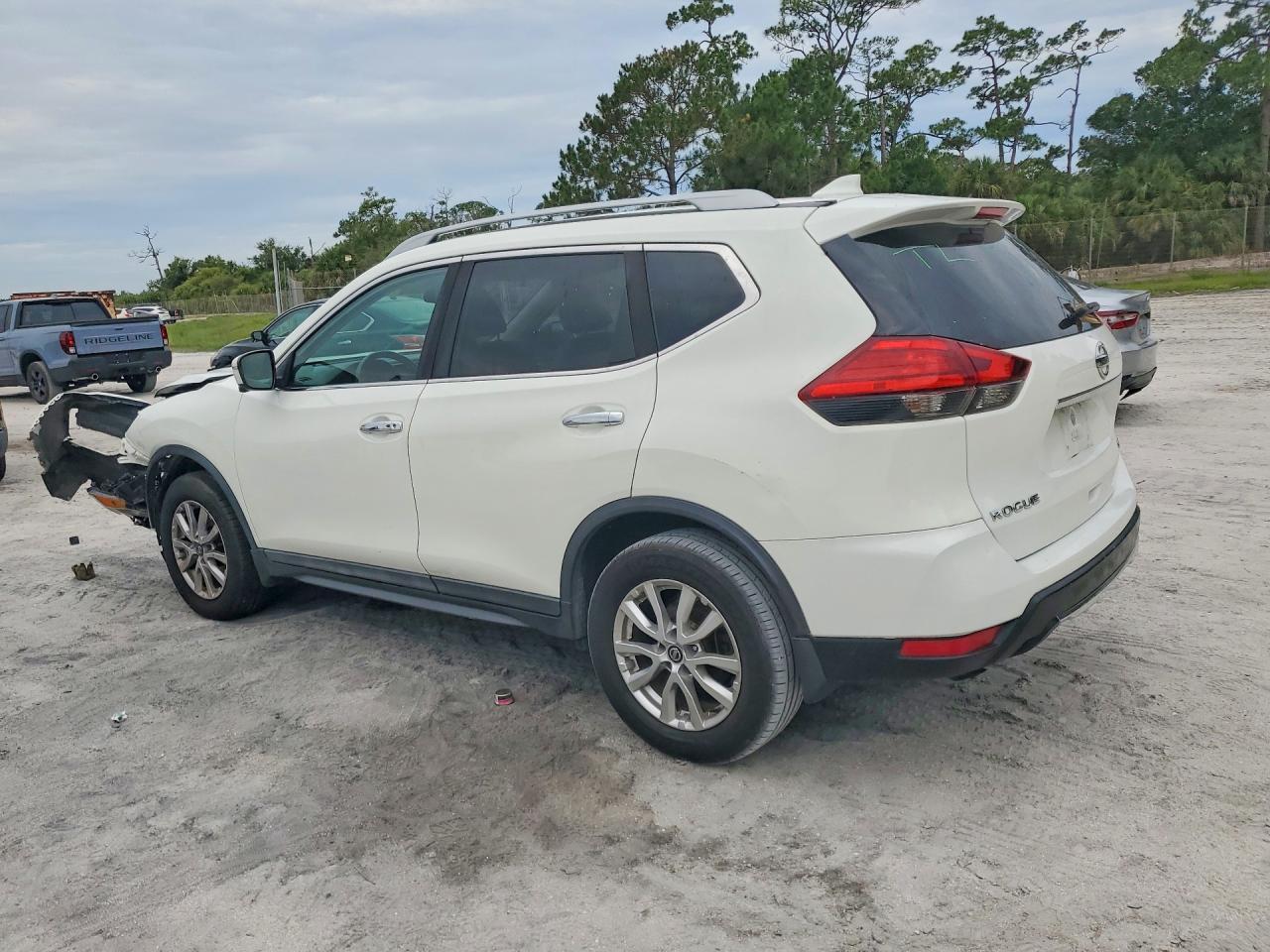 2017 Nissan Rogue Sv - Image 2