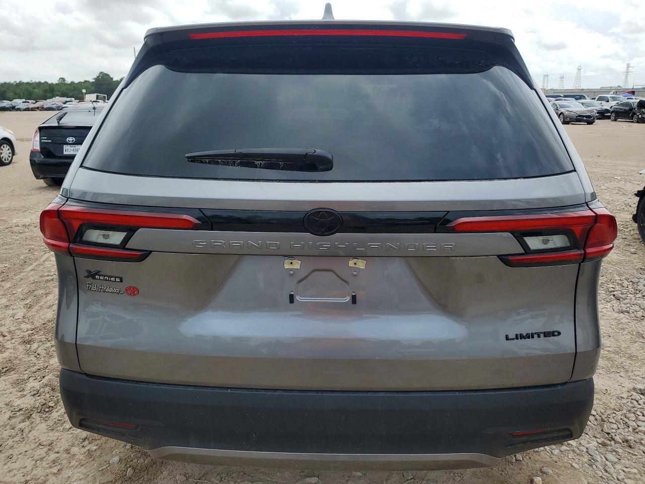 2026 Toyota Grand Highlander Le - Image 6