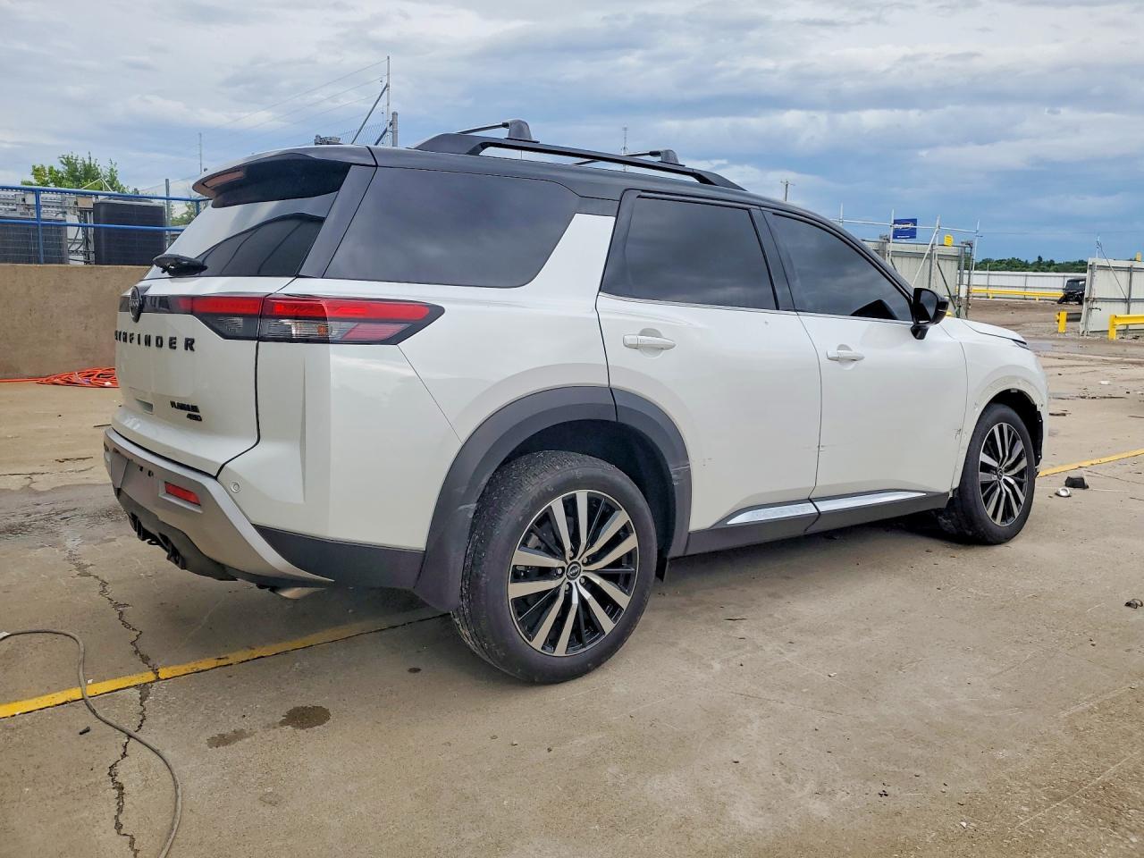 2025 Nissan Pathfinder Platinum - Image 3