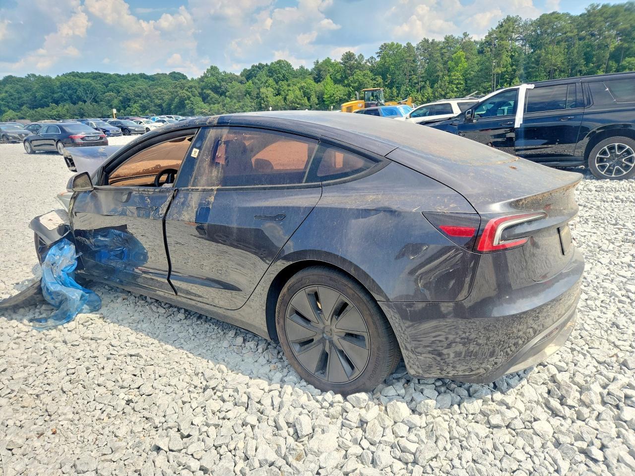 2025 Tesla Model 3 - Фото 2