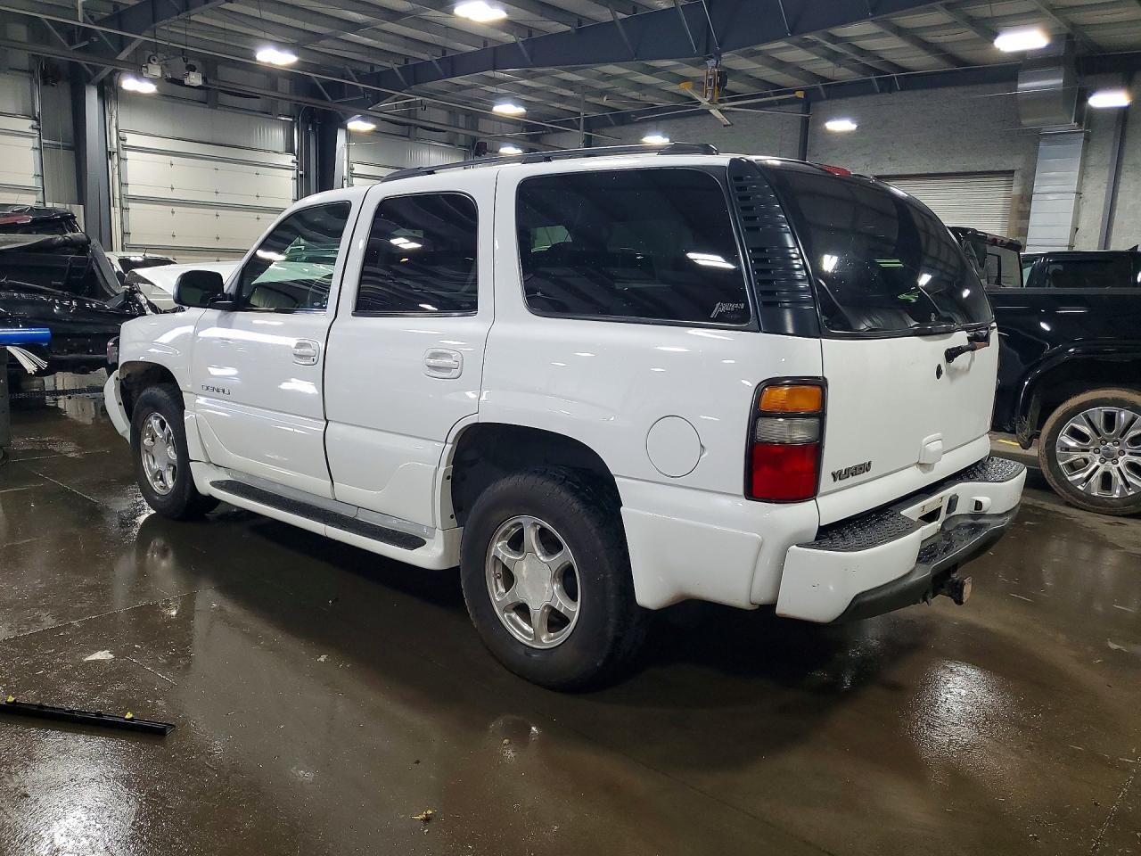 2004 GMC Yukon Denali - Image 2