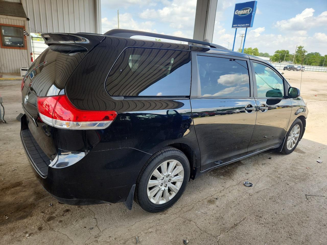 2011 Toyota Sienna Xle 7-Passenger - Image 3