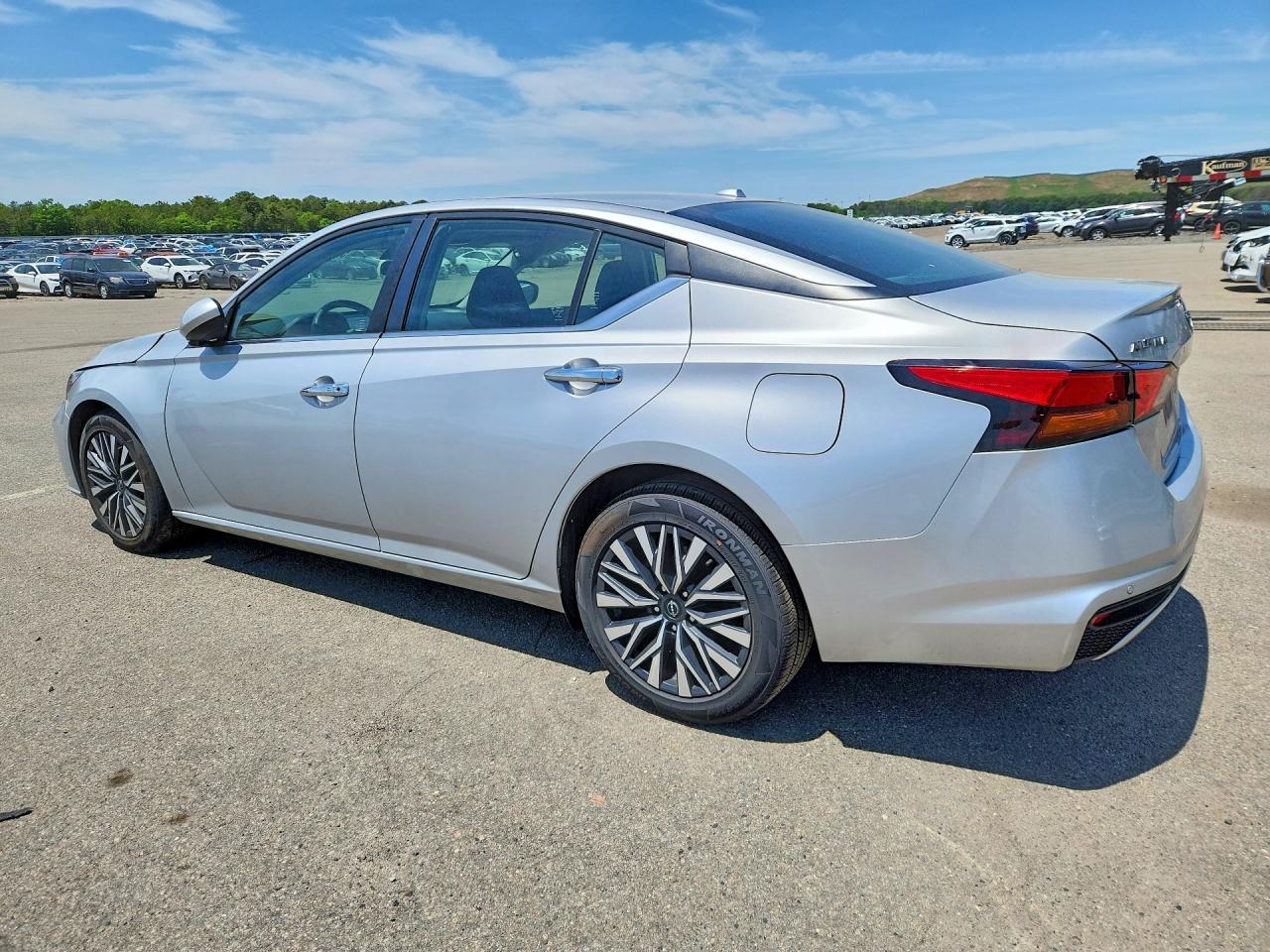 2023 Nissan Altima Sv - Image 2