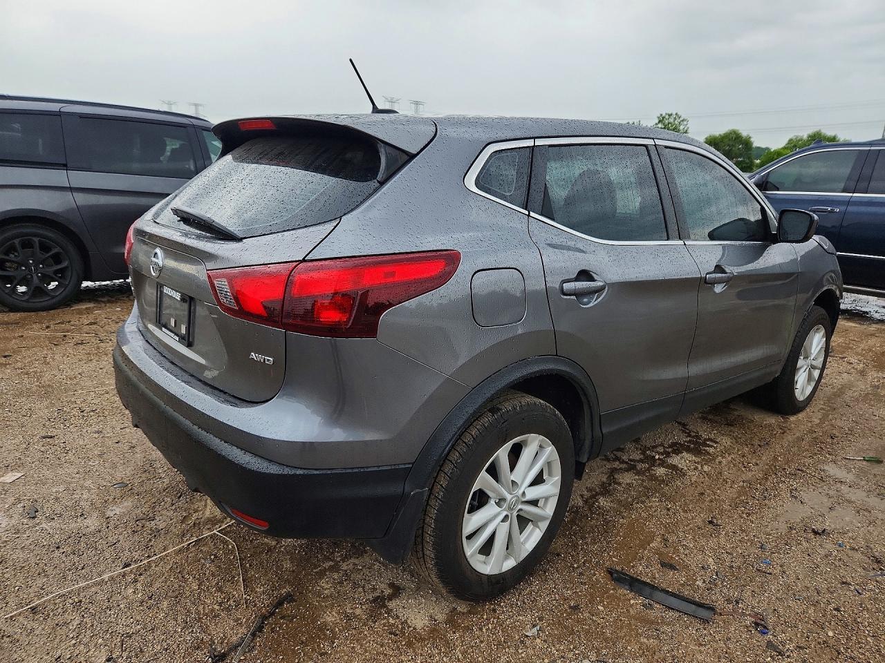 2017 Nissan Rogue Sport S - Image 3