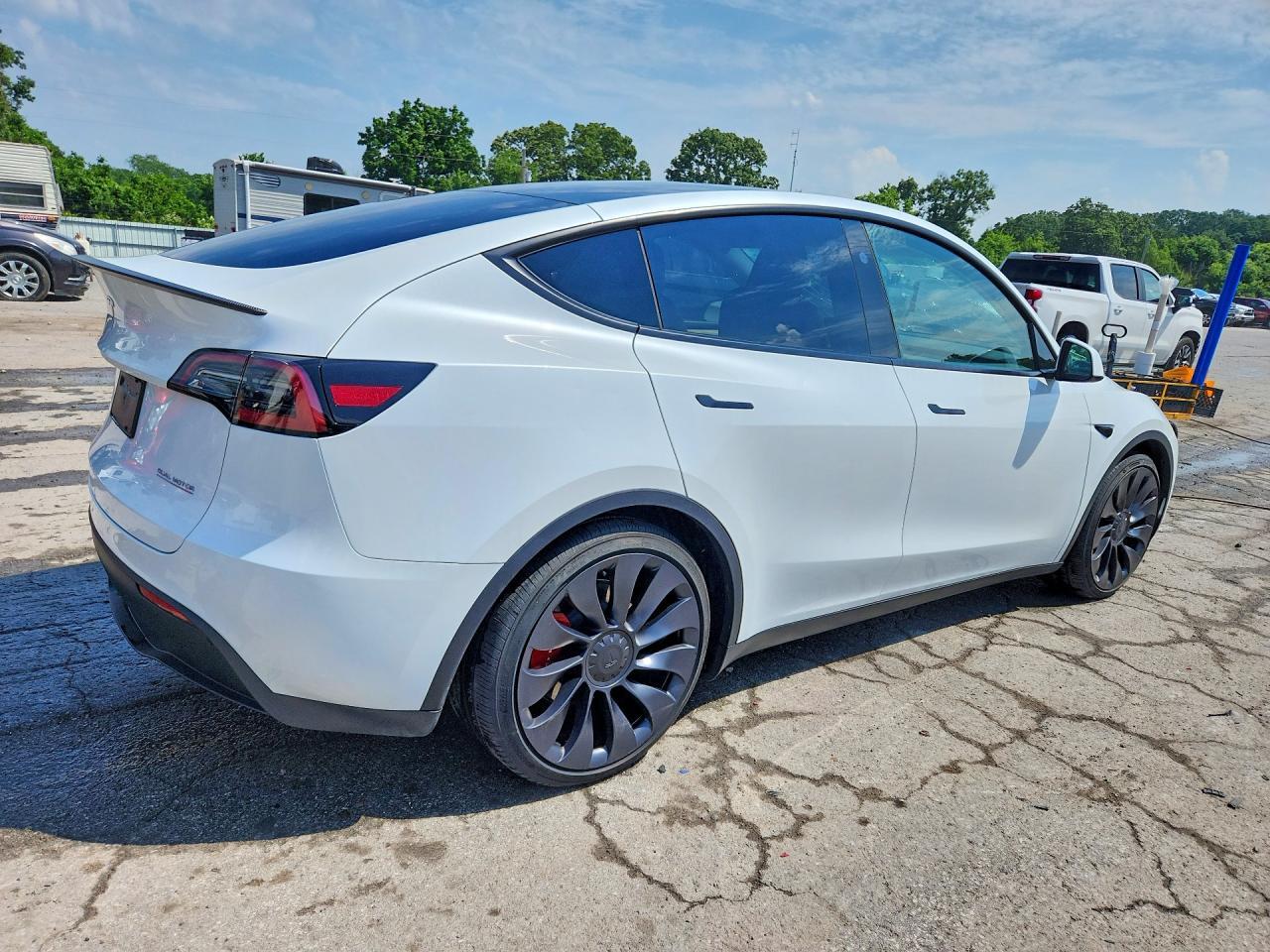 2025 Tesla Model Y - Фото 3