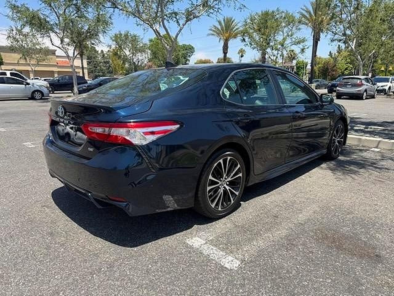 2020 Toyota Camry Hybrid Se - Image 4