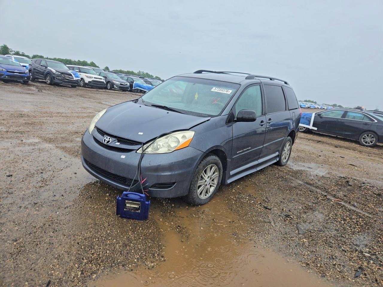 2010 Toyota Sienna Le 8-Passenger - Image 2