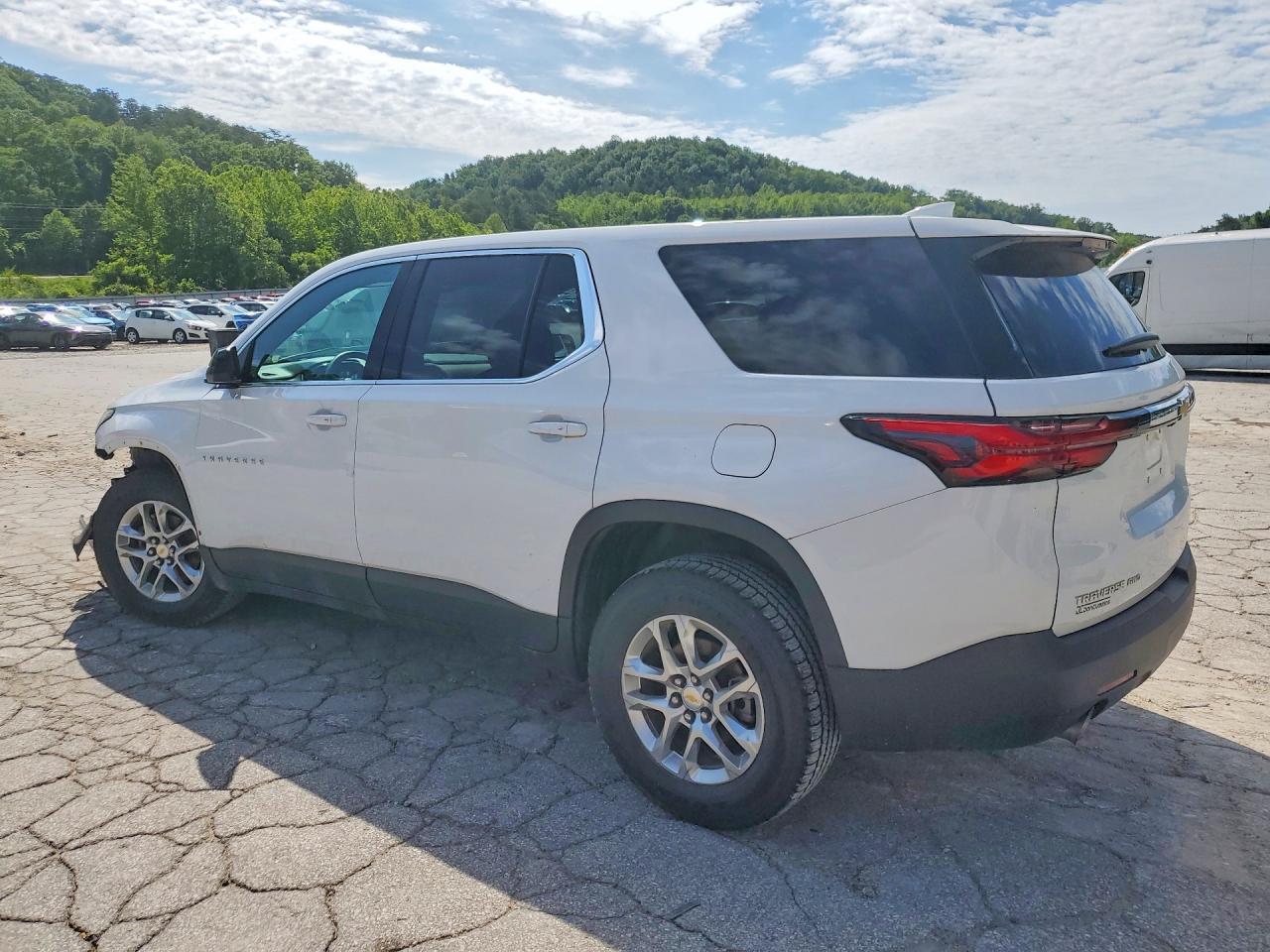 2023 Chevrolet Traverse Ls - Фото 2