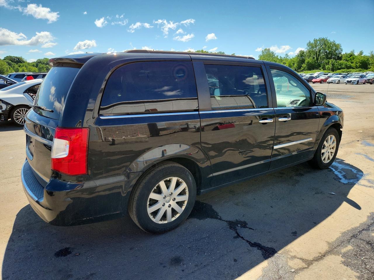 2015 Chrysler Town & Country Touring - Image 3