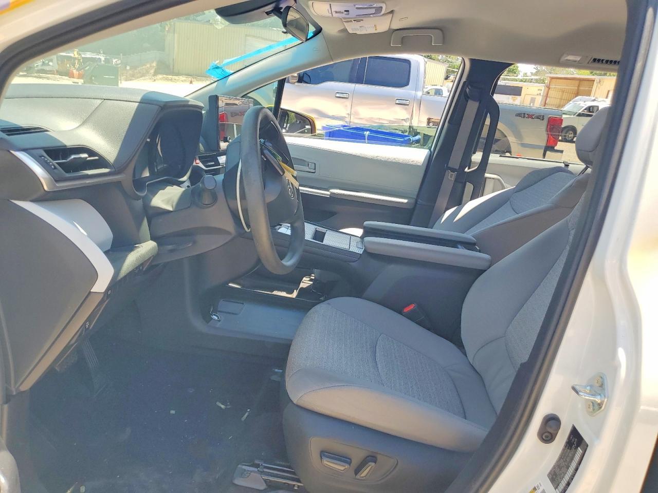 2025 Toyota Sienna Le - Image 7