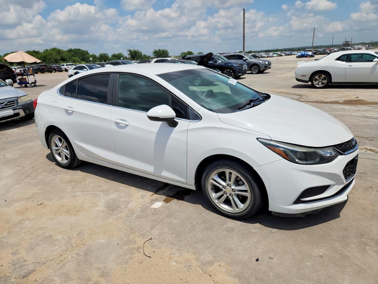 2018 Chevrolet Cruze Lt - Image 4