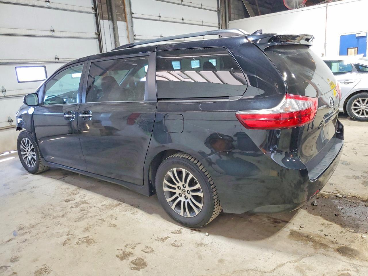 2020 Toyota Sienna - Фото 2