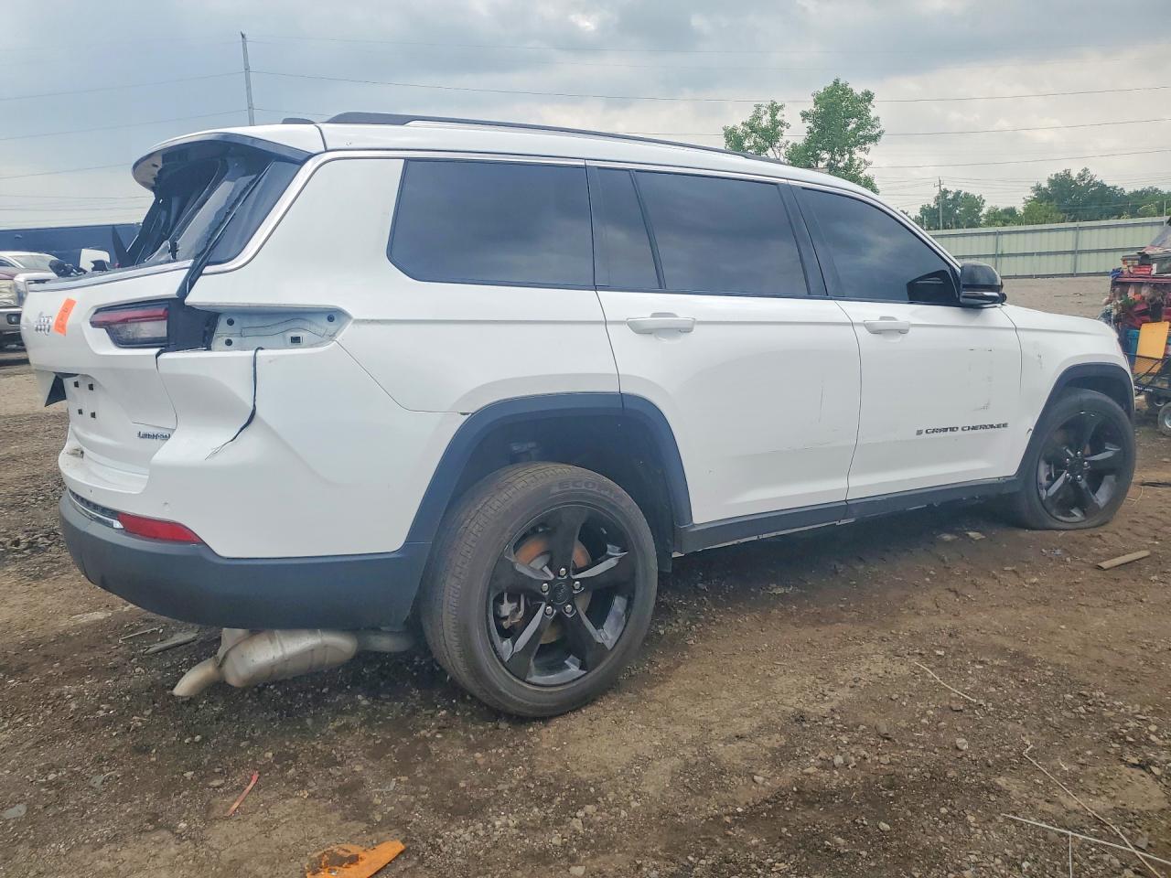 2023 Jeep Grand Cherokee L Laredo - Image 3