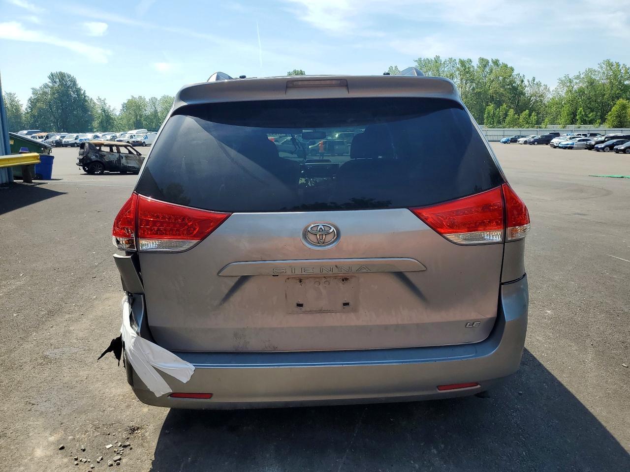 2012 Toyota Sienna Le - Image 6