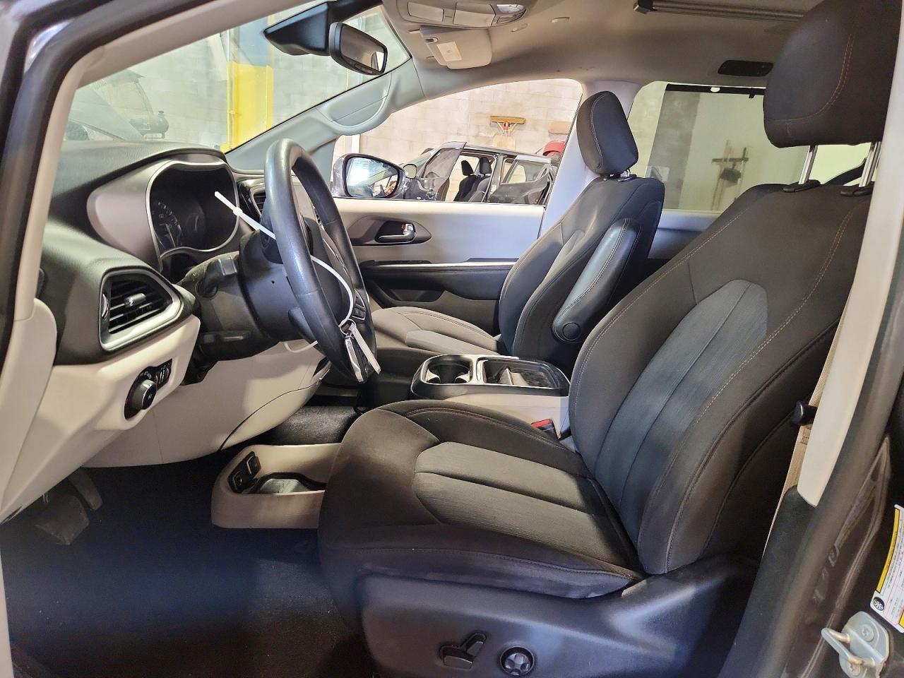 2020 Chrysler Pacifica Touring - Фото 7