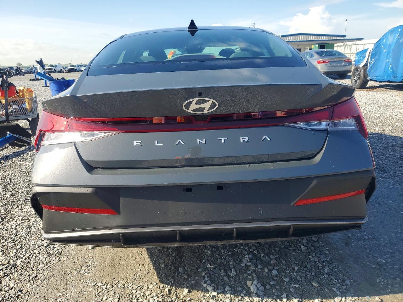 2026 Hyundai Elantra Se - Image 6