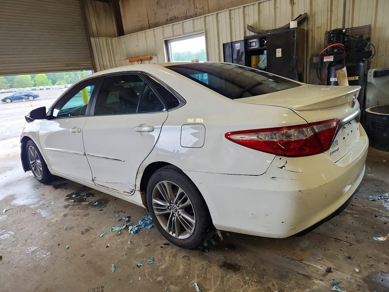 2016 Toyota Camry Se - Фото 2