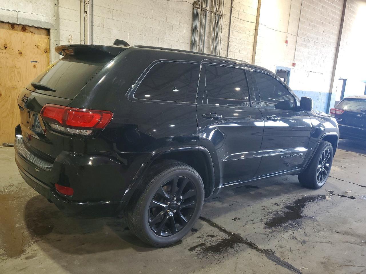 2018 Jeep Grand Cherokee Laredo - Image 3