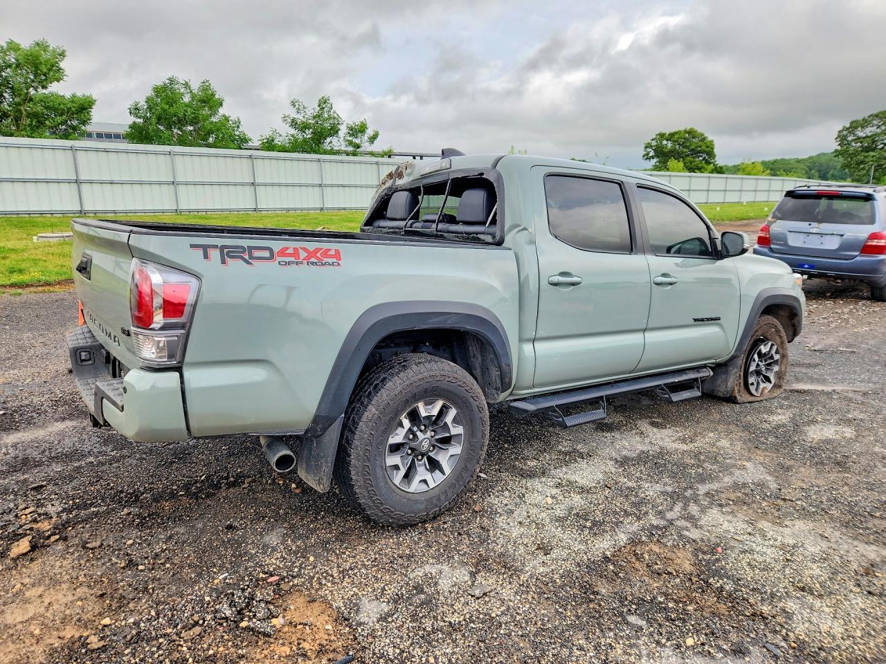 2022 Toyota Tacoma Trd Off-Road - Image 3