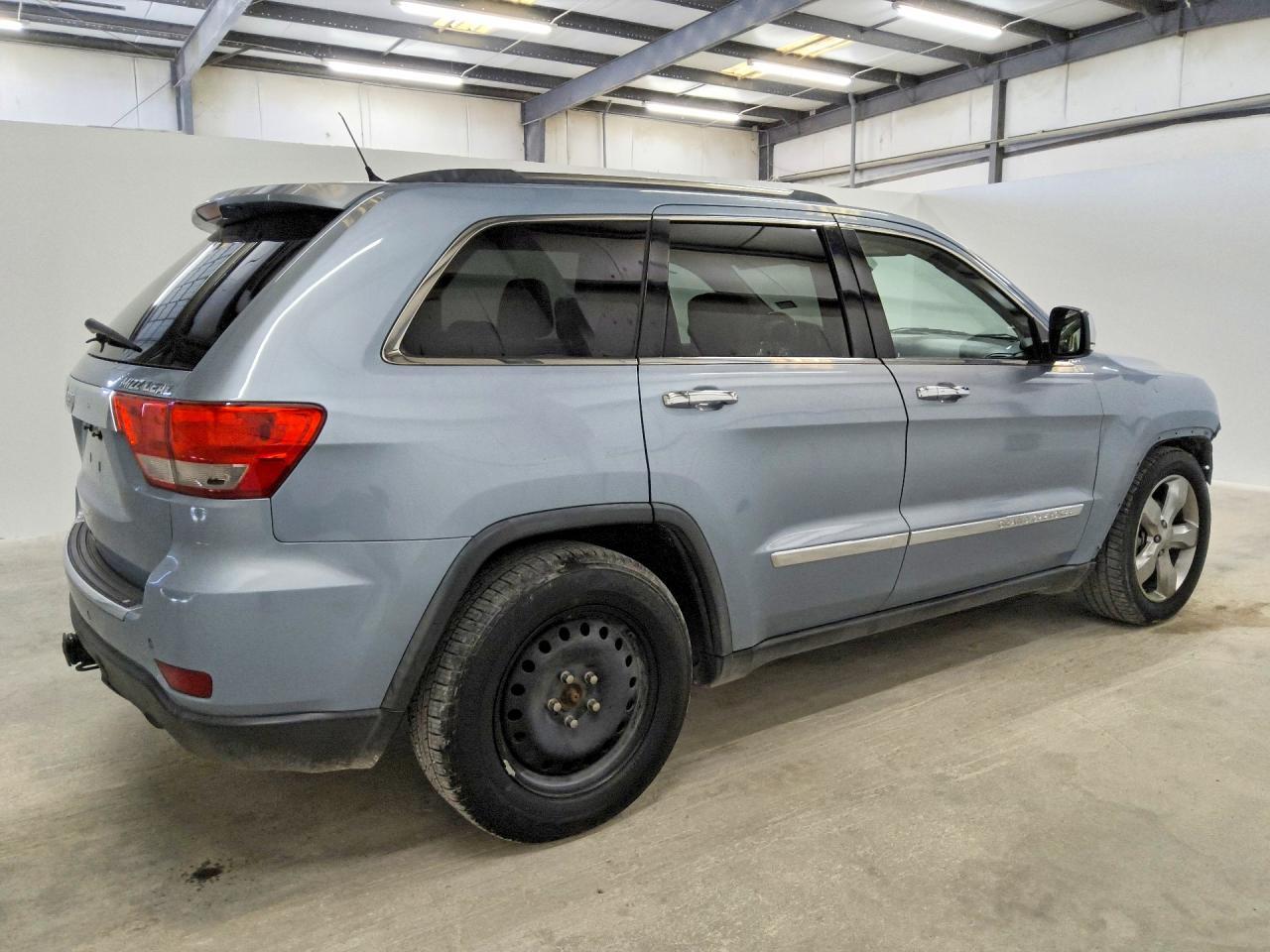 2013 Jeep Grand Cherokee Overland - Image 3