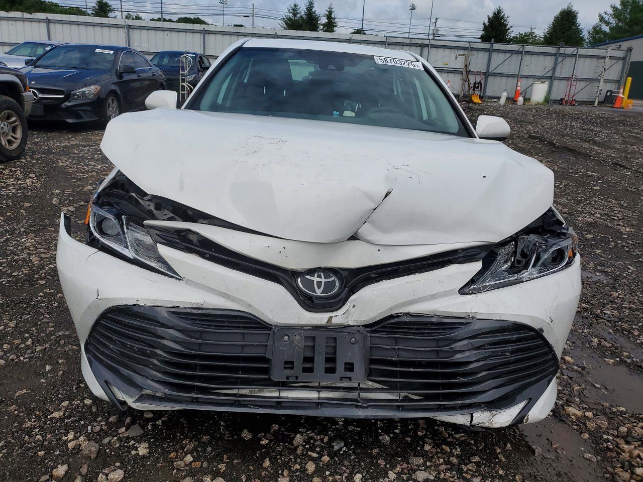2020 Toyota Camry Le - Фото 5