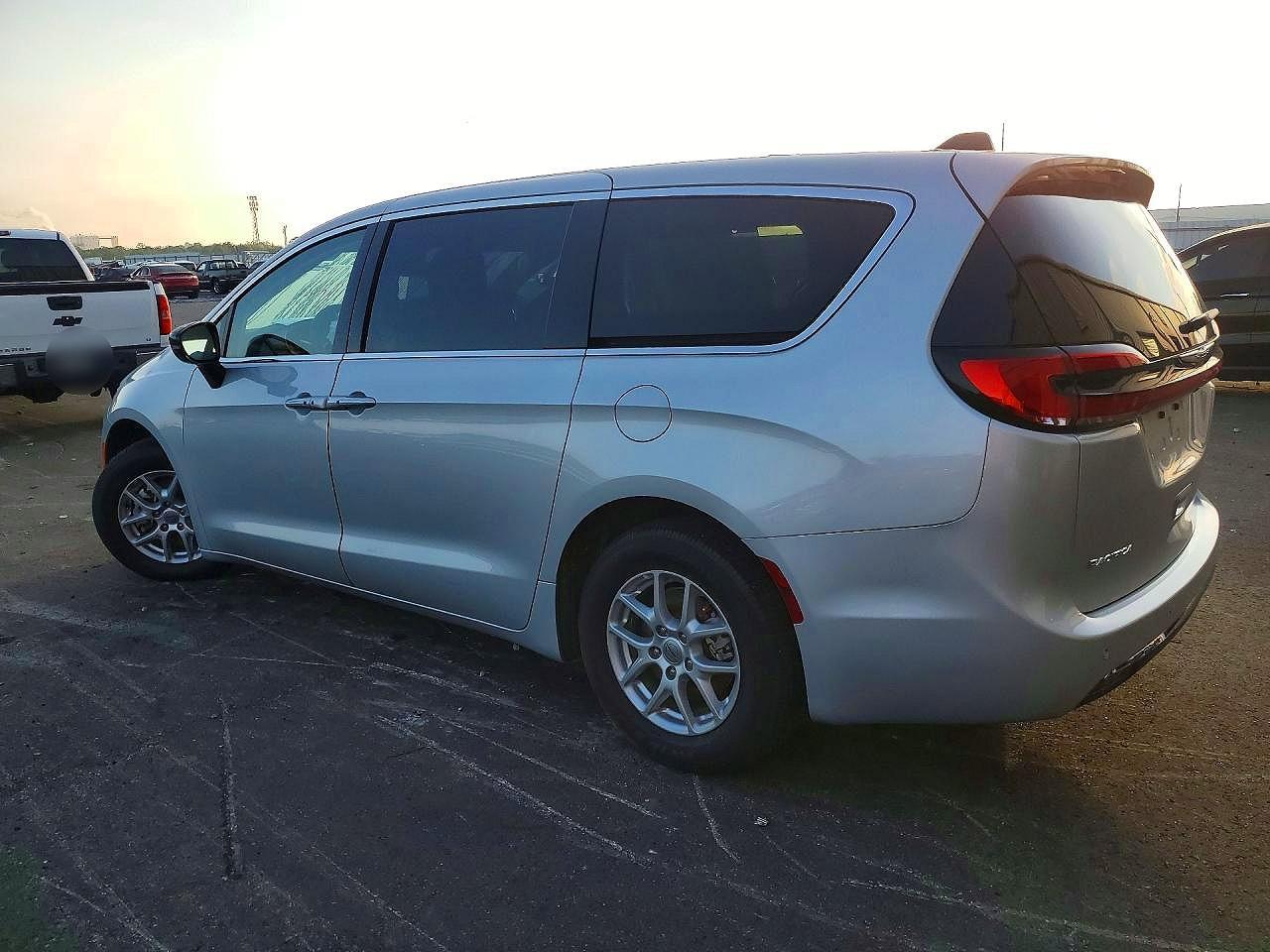 2024 Chrysler Pacifica Touring L - Image 2