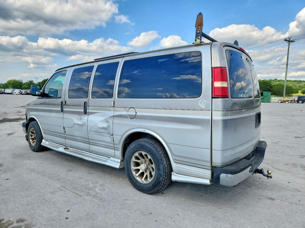2004 Chevrolet Express Rv - Image 3