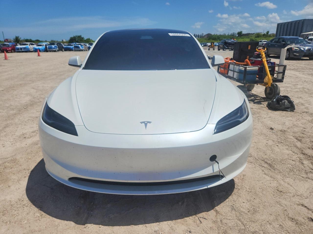 2025 Tesla Model 3 - Фото 5