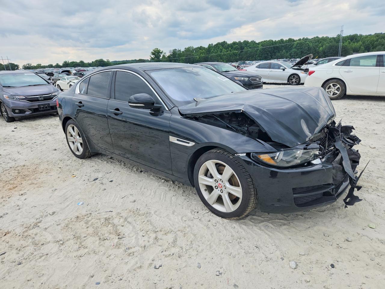 2017 Jaguar Xe Premium - Фото 4