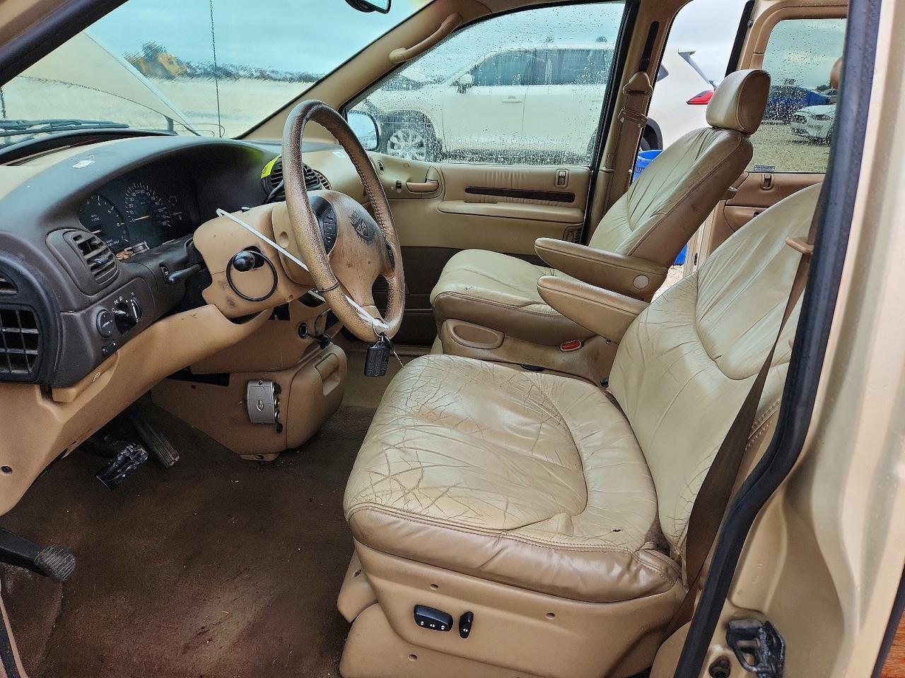 1998 Chrysler Town And Country - Image 7