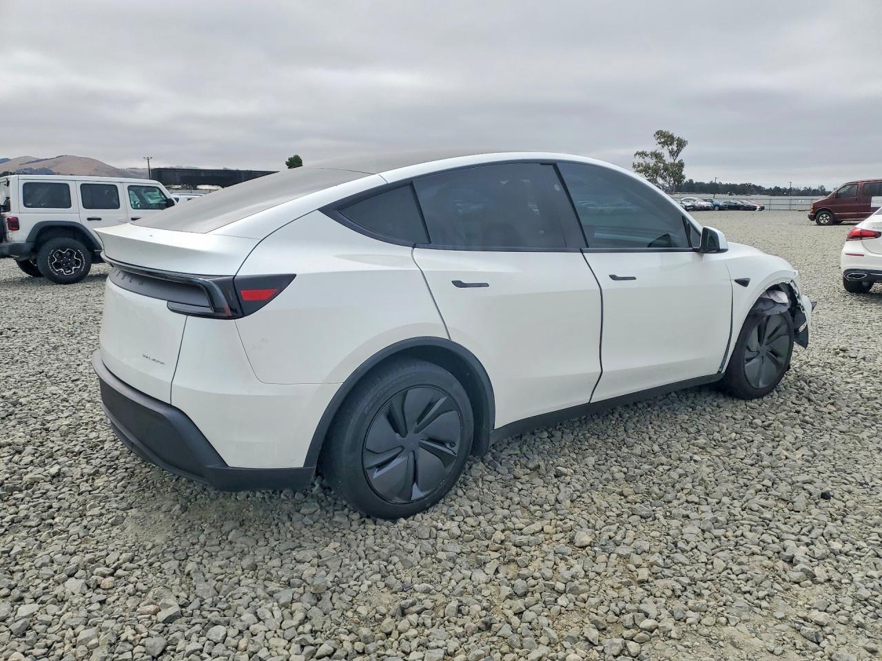 2026 Tesla Model Y - Фото 3