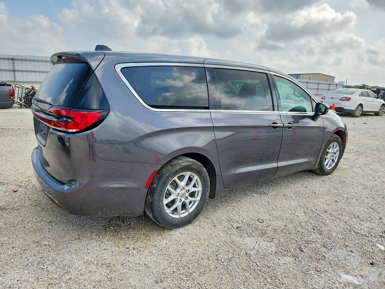 2023 Chrysler Pacifica Touring L - Image 3