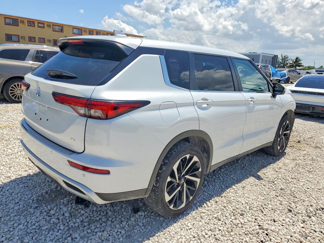 2024 Mitsubishi Outlander Se - Фото 3