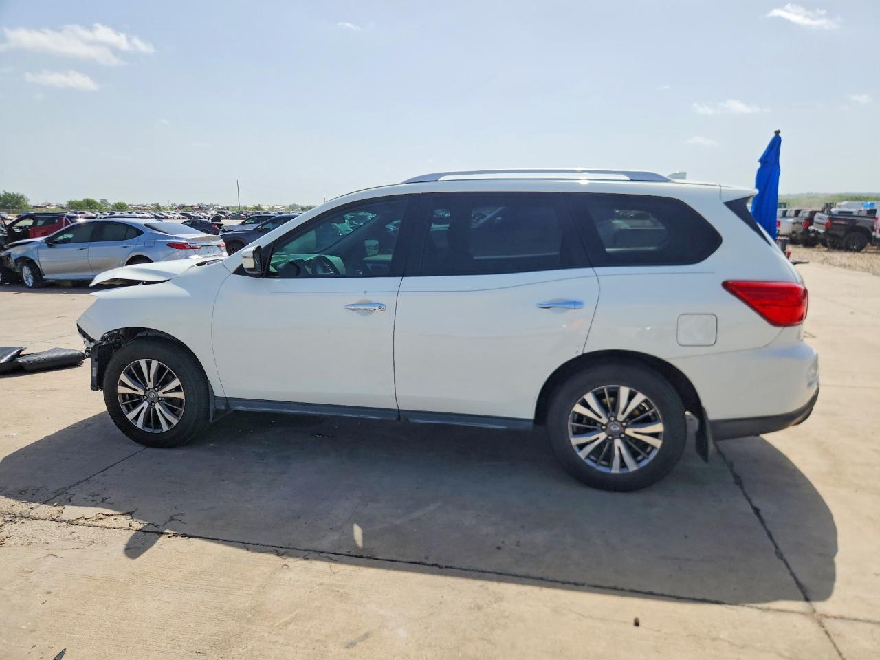 2019 Nissan Pathfinder S - Image 2