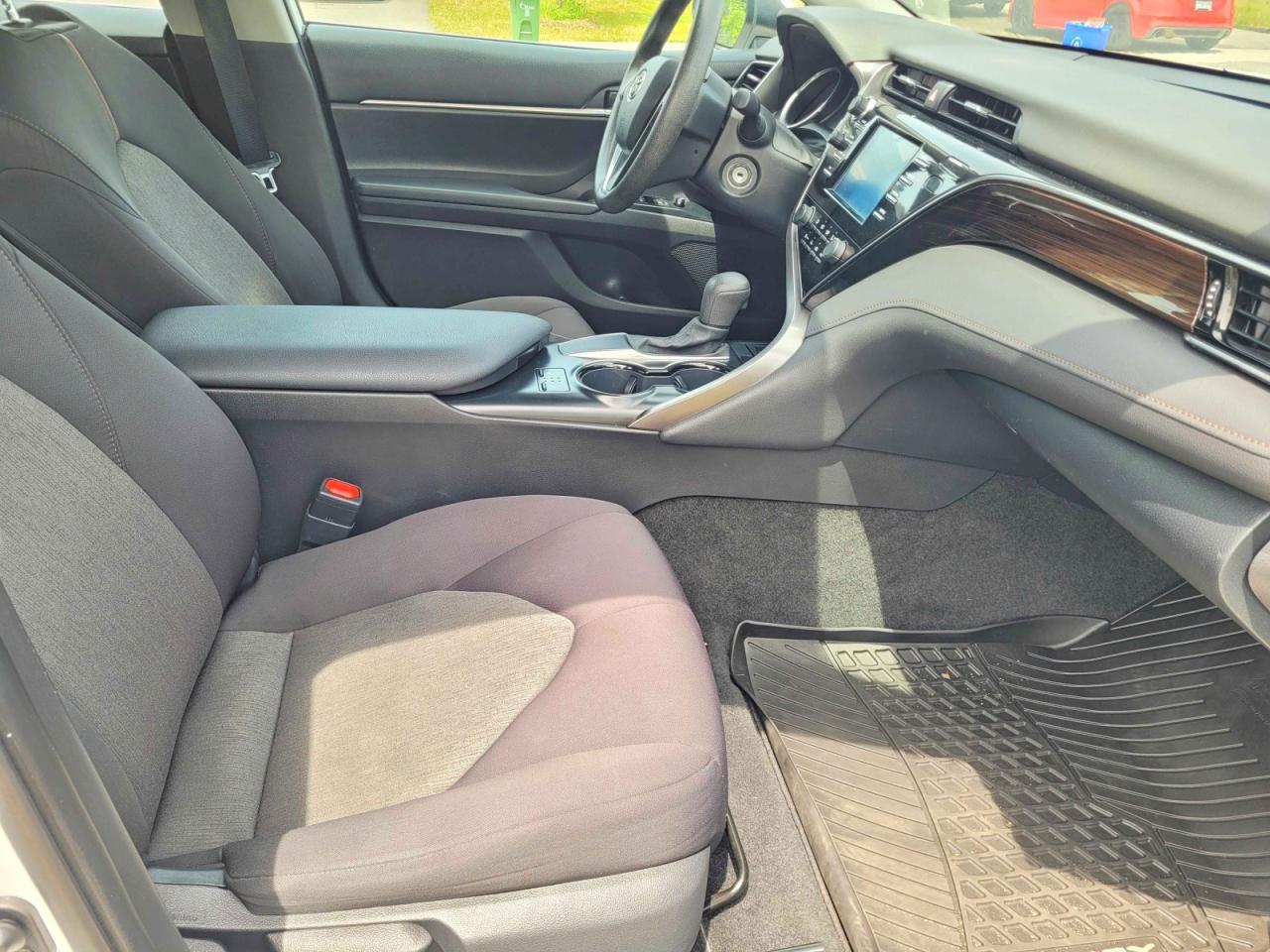 2020 Toyota Camry Le - Фото 5