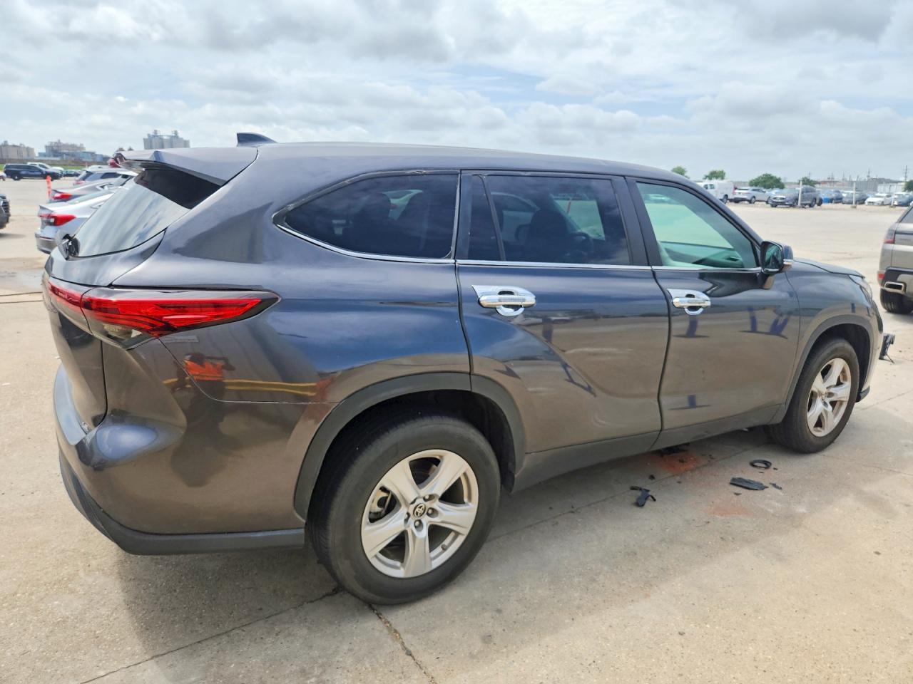 2023 Toyota Highlander Le - Image 3
