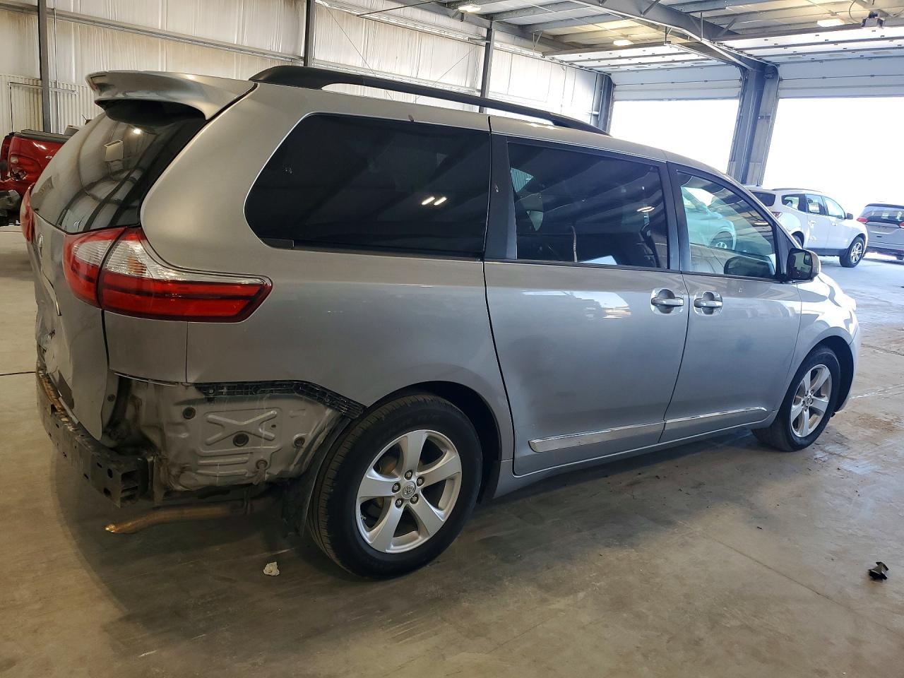 2015 Toyota Sienna Le - Image 3