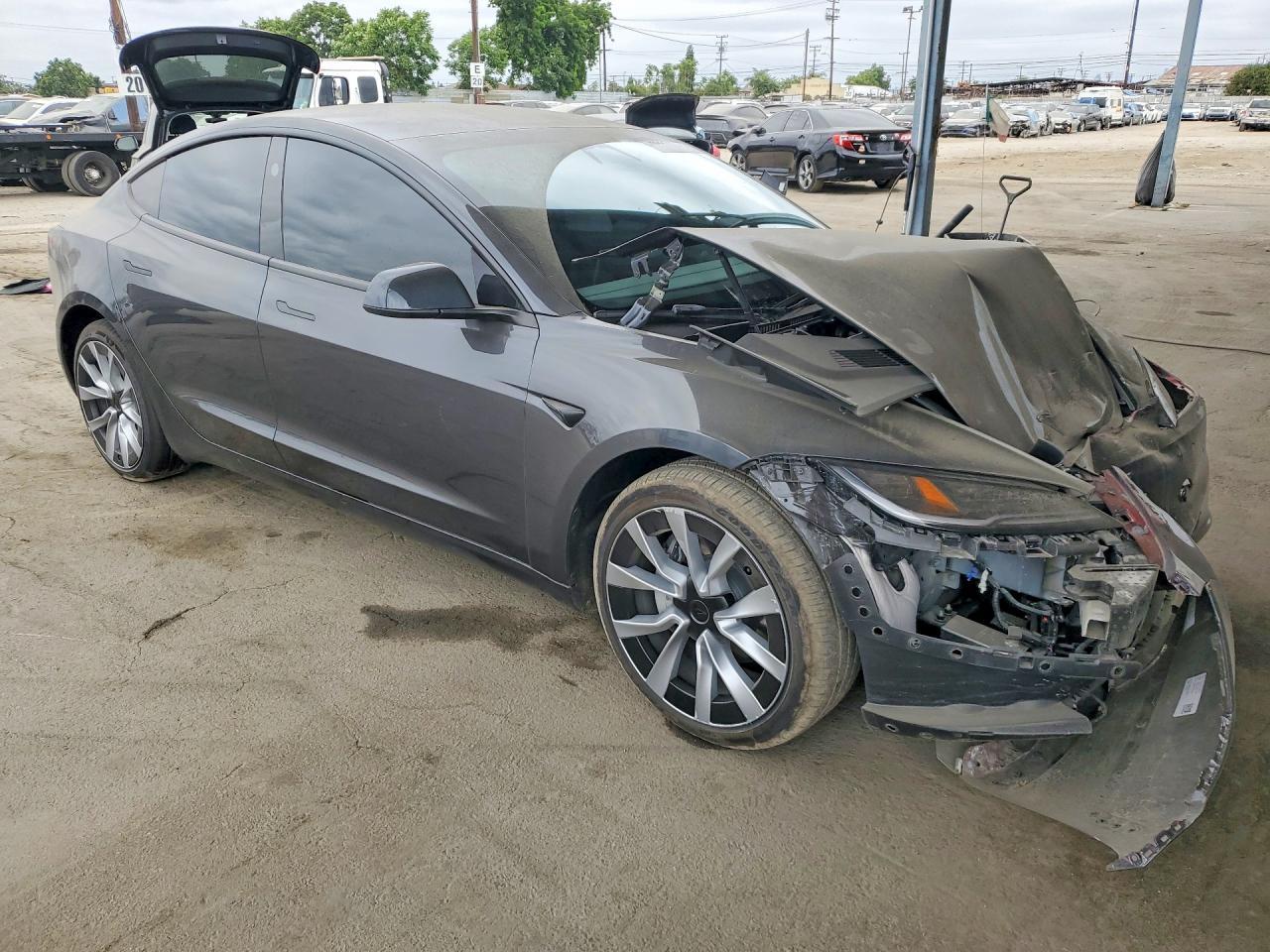 2026 Tesla Model 3 - Фото 4