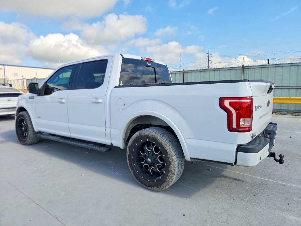 2015 Ford F150 Supercrew - Фото 2