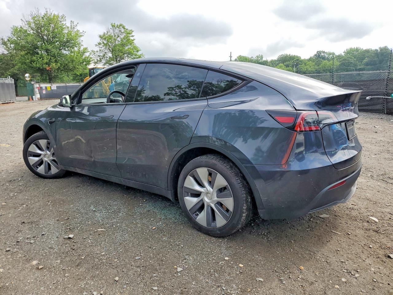 2024 Tesla Model Y - Фото 2
