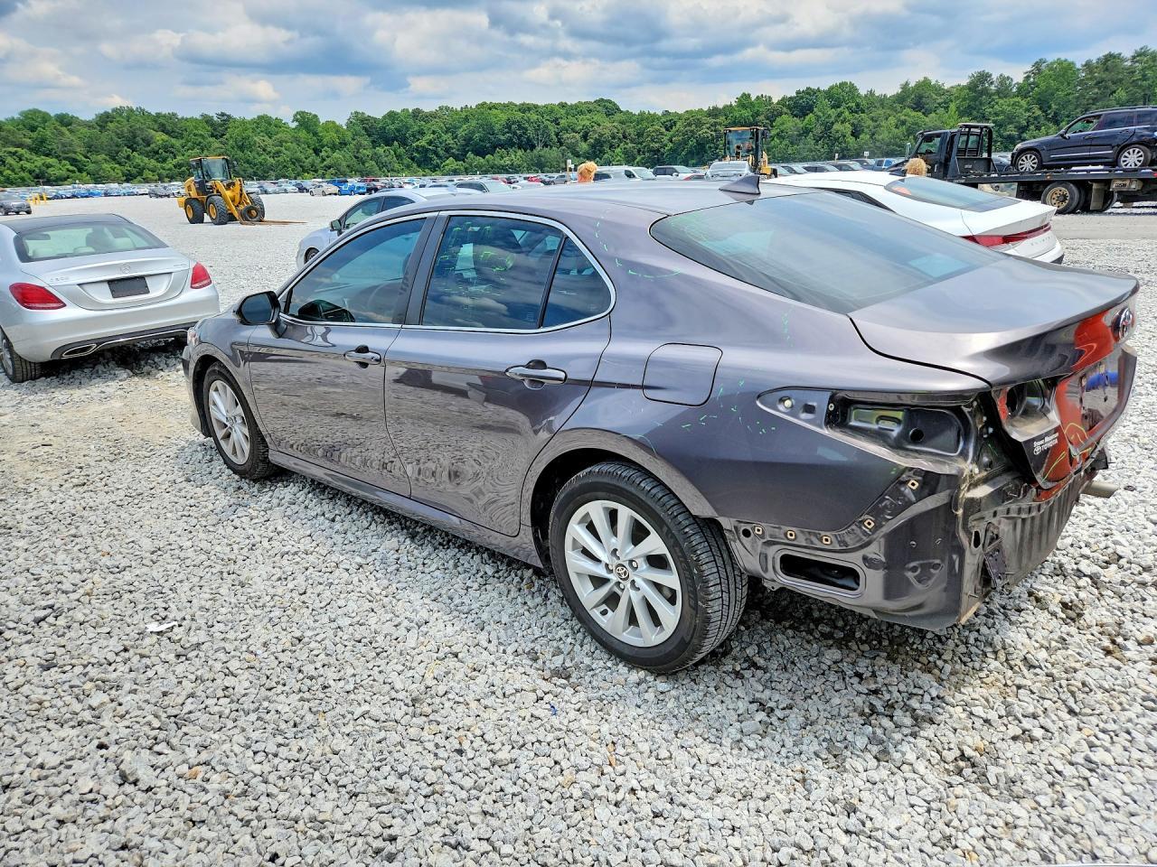 2021 Toyota Camry Le - Фото 2