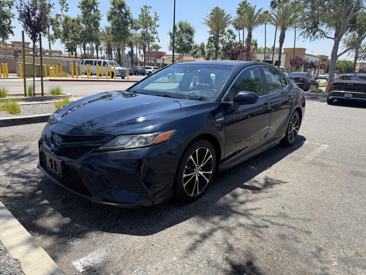 2020 Toyota Camry Hybrid Se - Image 2