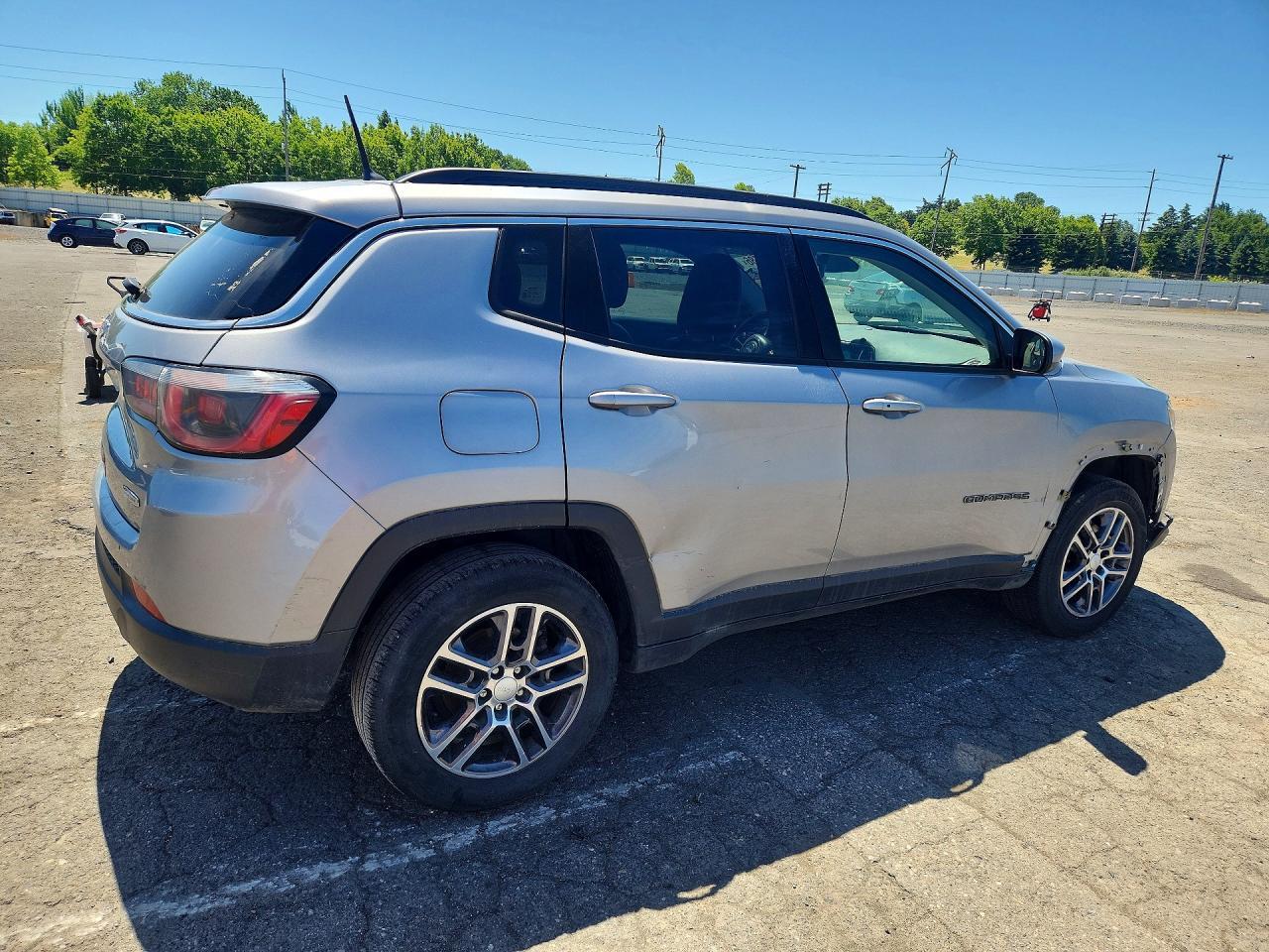 2017 Jeep Compass Latitude - Image 3