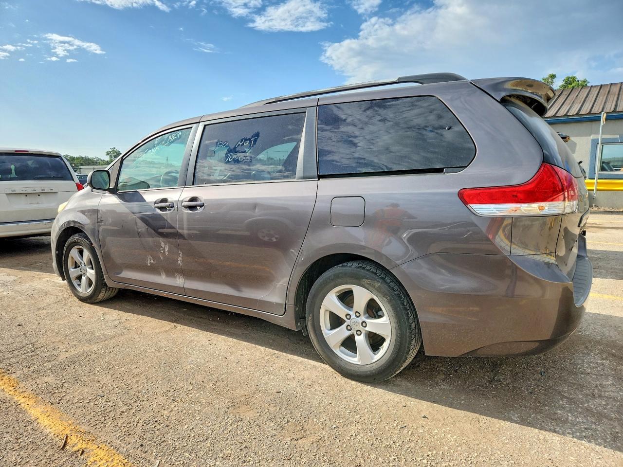 2013 Toyota Sienna Le - Фото 2