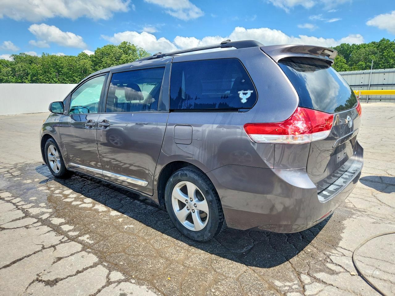 2012 Toyota Sienna Le - Image 2