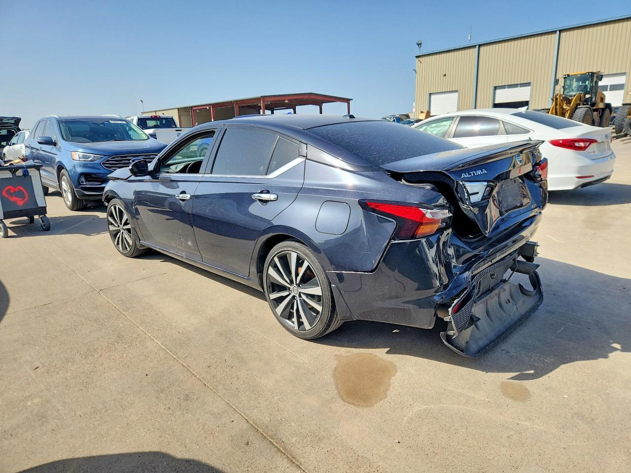 2019 Nissan Altima Platinum - Image 2