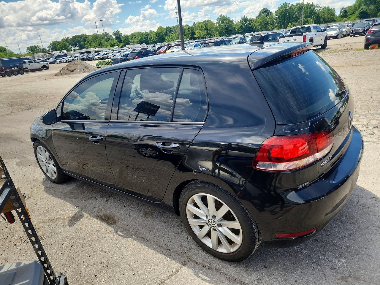 2011 Volkswagen Golf - Image 2