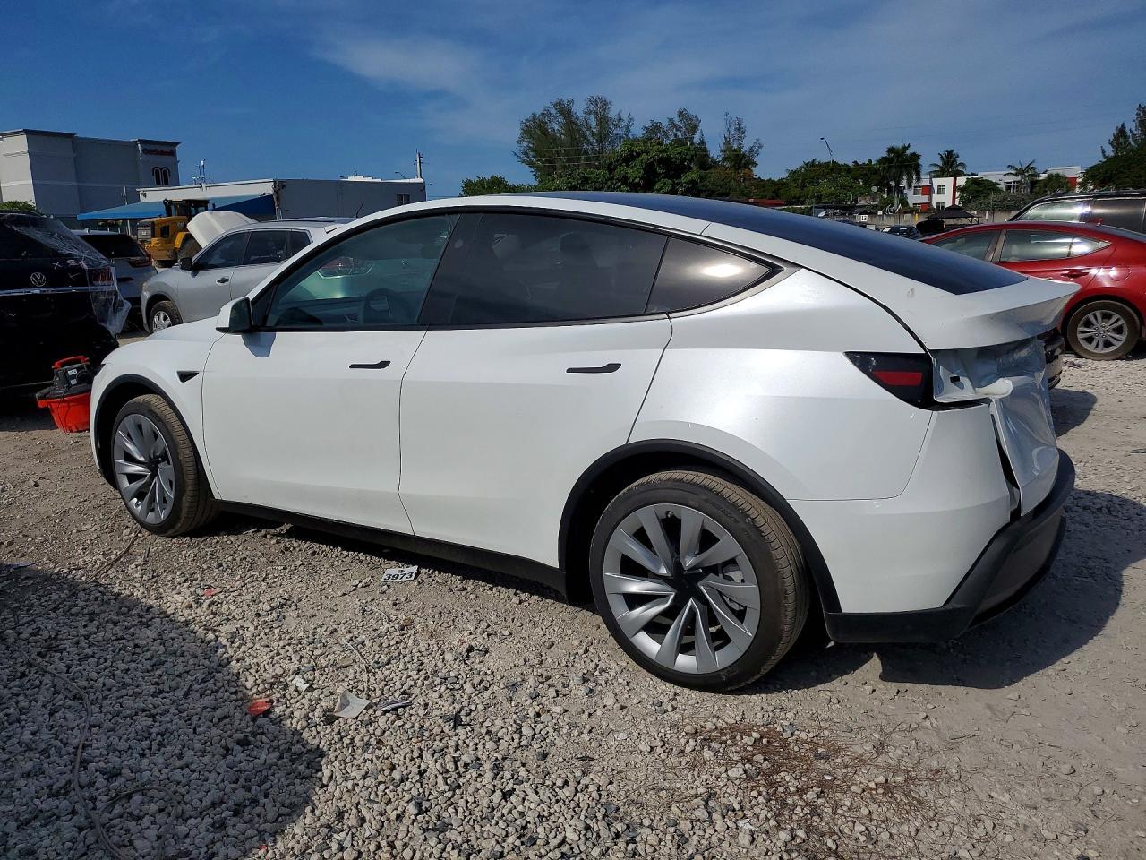 2026 Tesla Model Y - Image 2