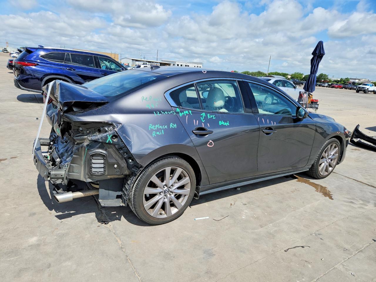 2019 Mazda 3 Premium - Фото 3